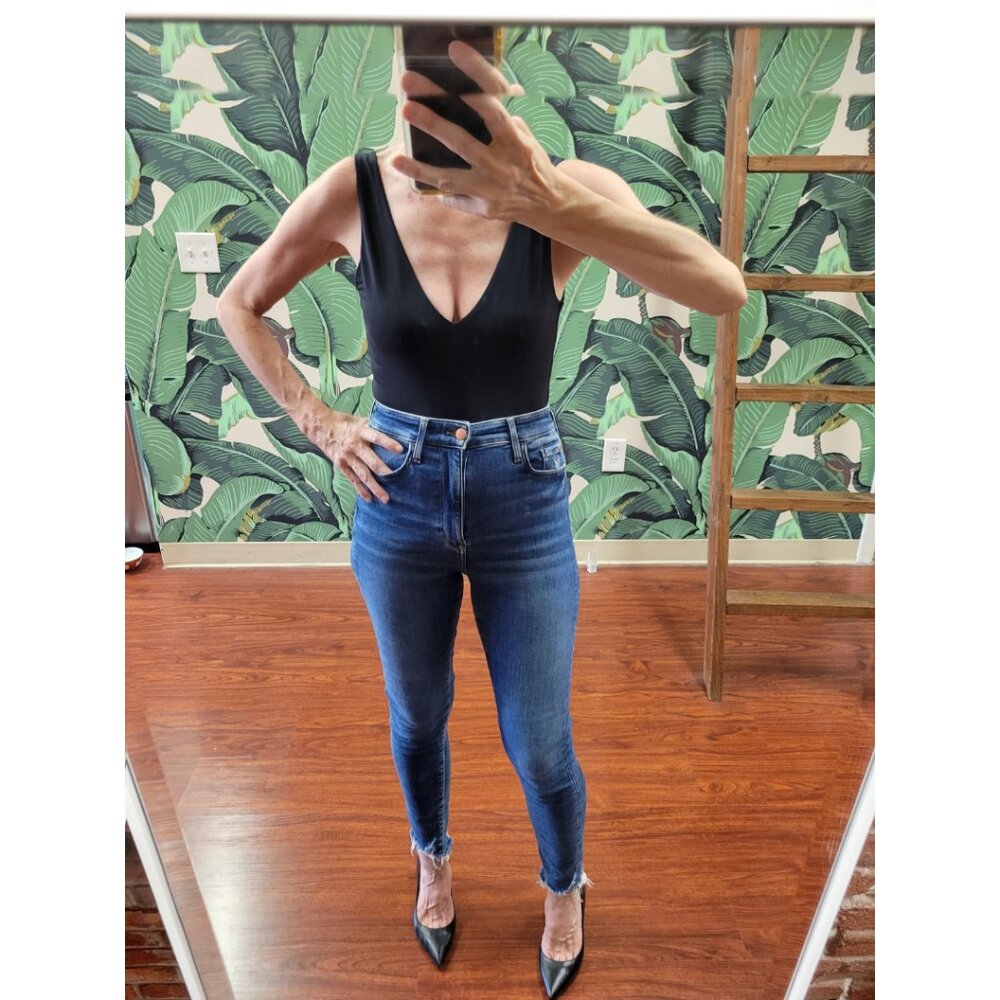 NWOT Aritzia Babaton Contour V-Neck Bodysuit in Black